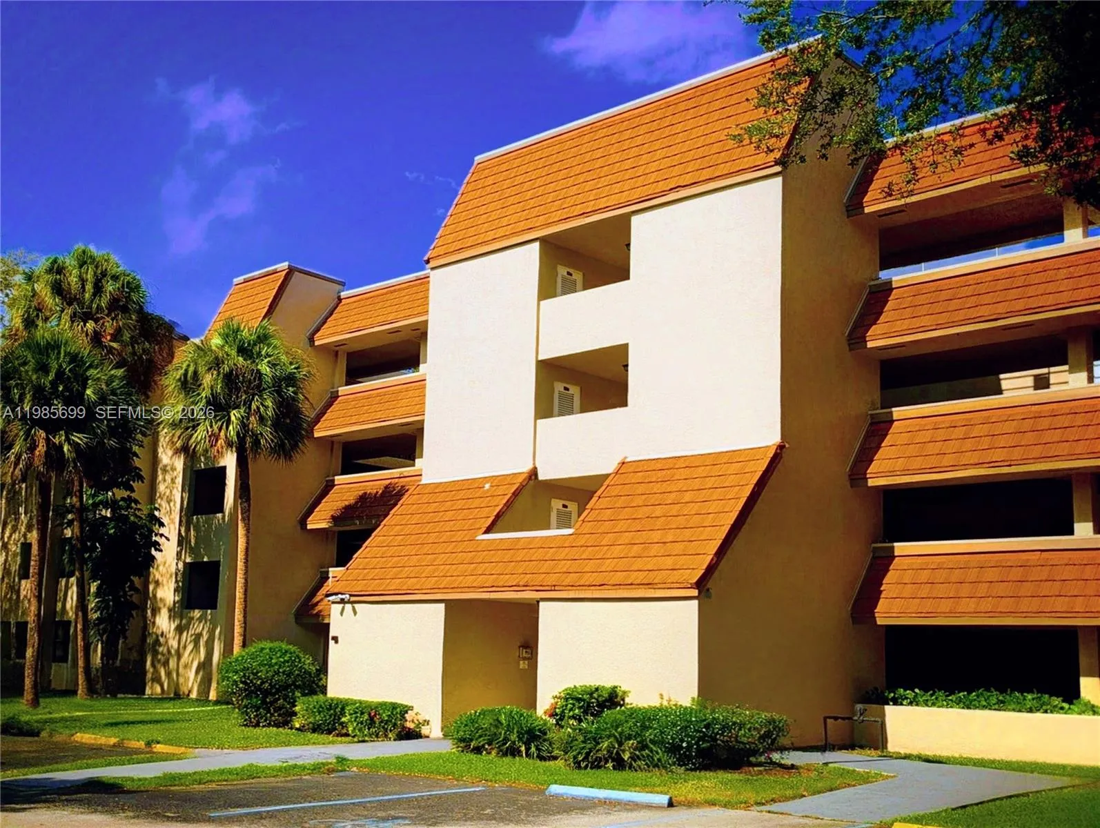 Foto de propiedad en 601 Ives Dairy Road 103-8, Miami, FL 33179 Miami con MLS# 
