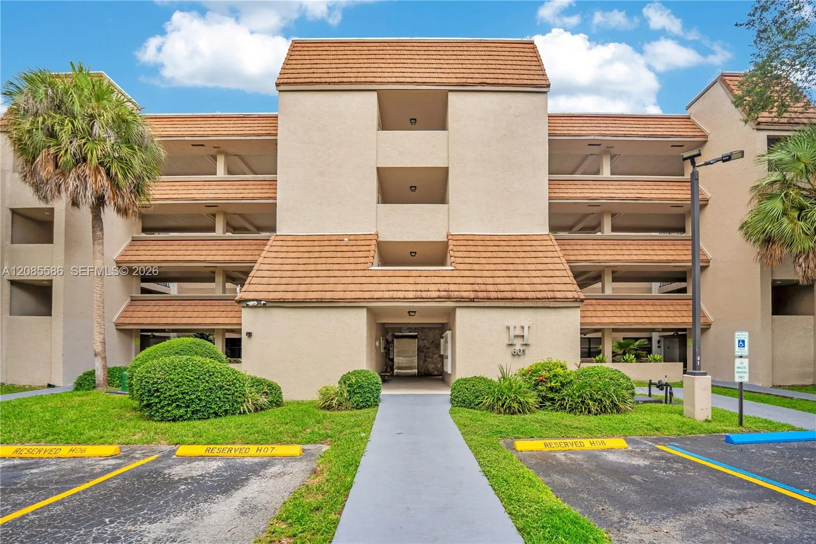 En Venta 601 Ives Dairy Road 105-8, Miami, FL 33179, Miami, FL 33179