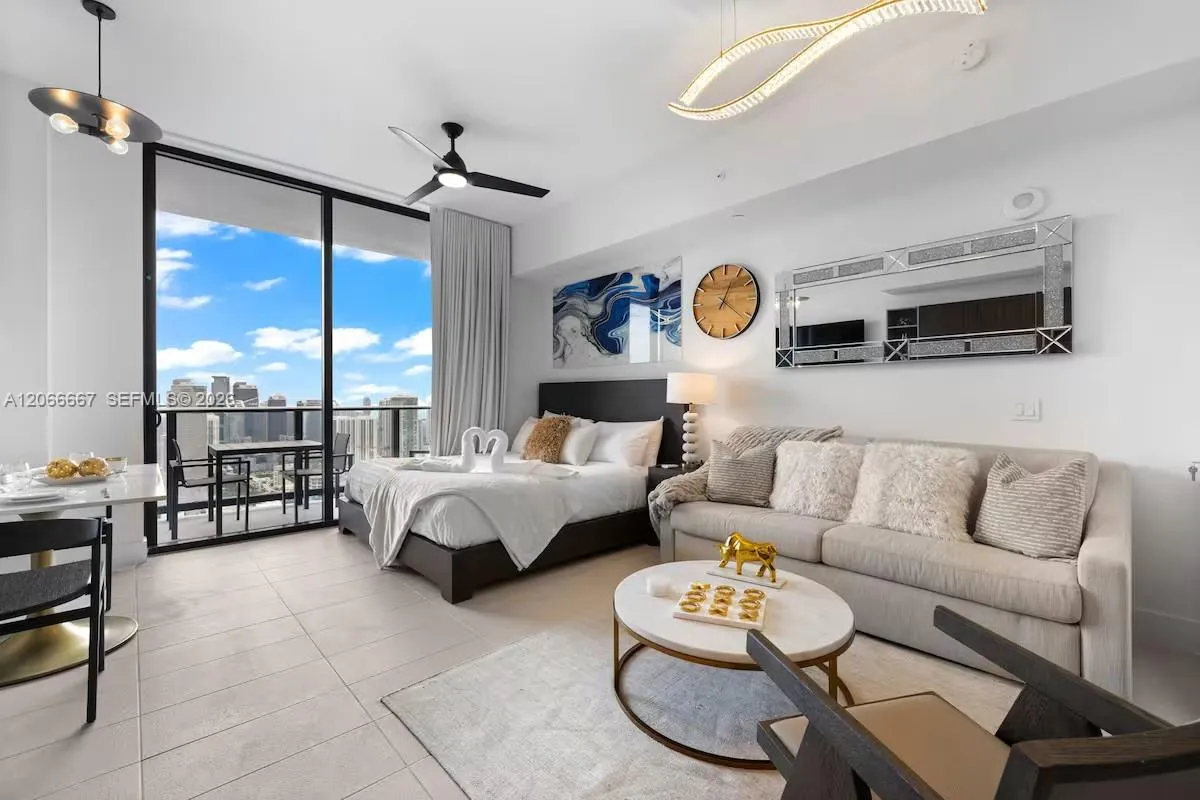 Foto de propiedad en 601 NE 1 Avenue PH-4912, Miami, FL 33132 Miami con MLS#