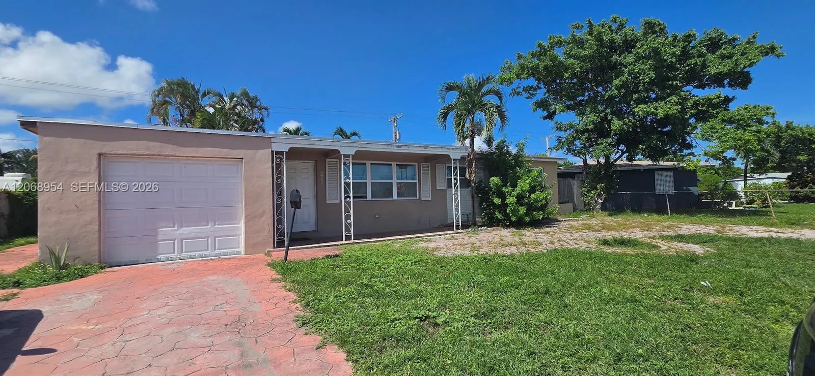 Foto de propiedad en 601 W Sample Road, Deerfield Beach, FL 33064 Deerfield Beach con MLS# 