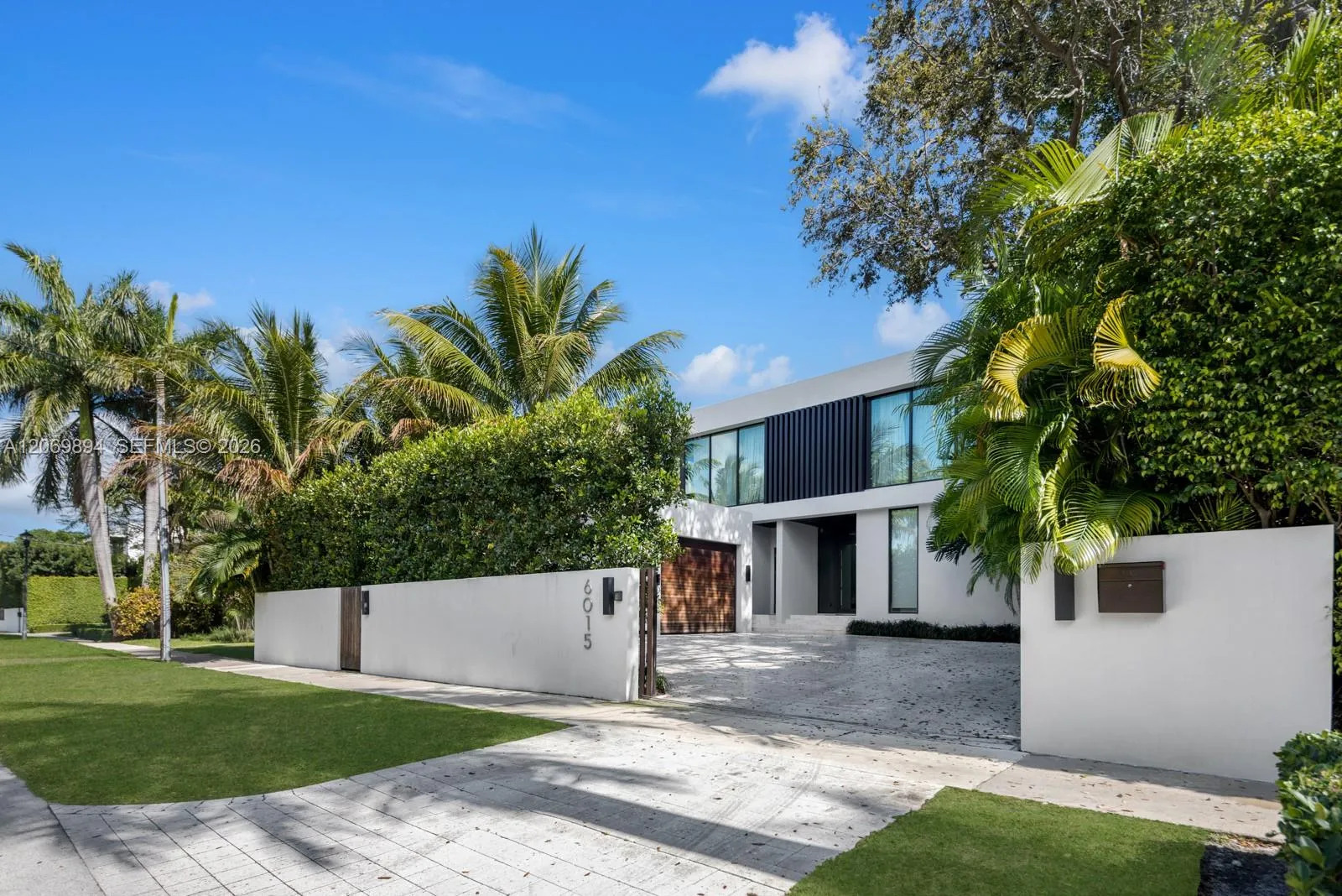 Foto de propiedad en 6015 N Bay Road, Miami Beach, FL 33140 Miami Beach con MLS# 