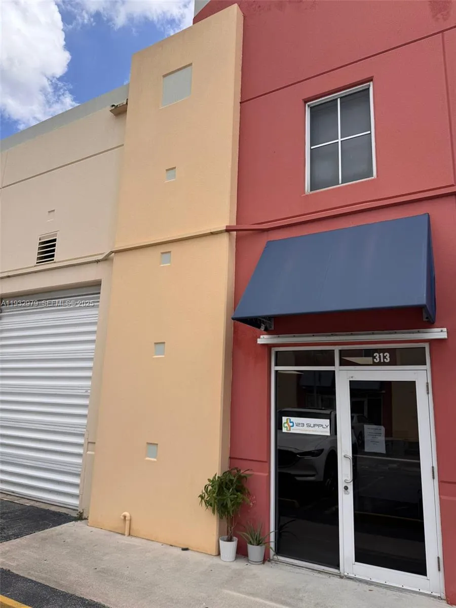 Foto de propiedad en 6020 NW 99th Avenue 203, Doral, FL 33178 Doral con MLS# 