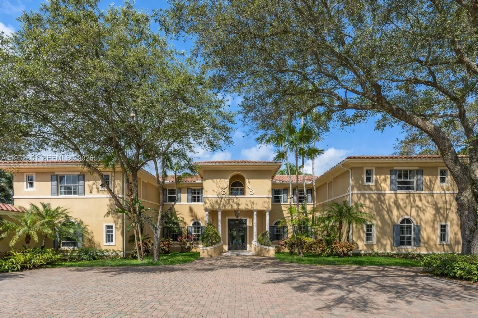 Foto de propiedad en 6025 SW 108th Street, Pinecrest, FL 33156 Pinecrest con MLS# 