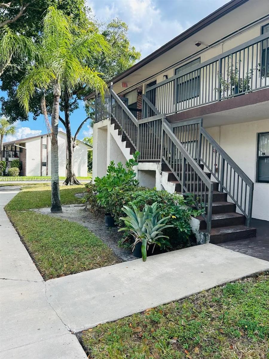Foto de propiedad en 6031 Shakerwood Circle 105, Tamarac, FL 33319 Tamarac con MLS# 