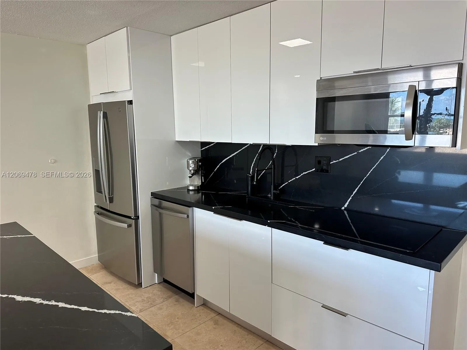 Foto de propiedad en 6039 Collins Avenue 310, Miami Beach, FL 33140 Miami Beach con MLS# 