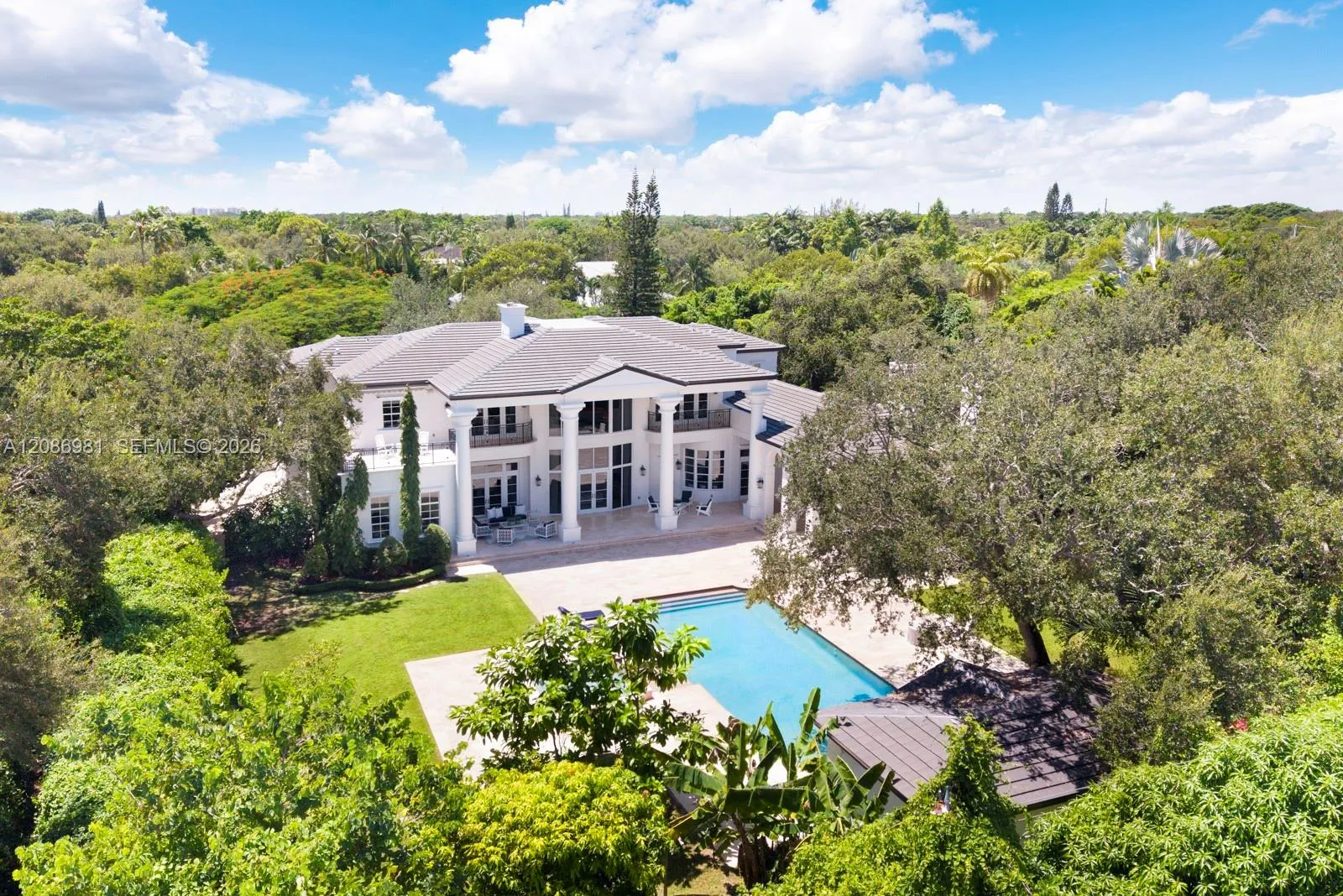 Foto de propiedad en 6045 SW 106th Street, Pinecrest, FL 33156 Pinecrest con MLS# 