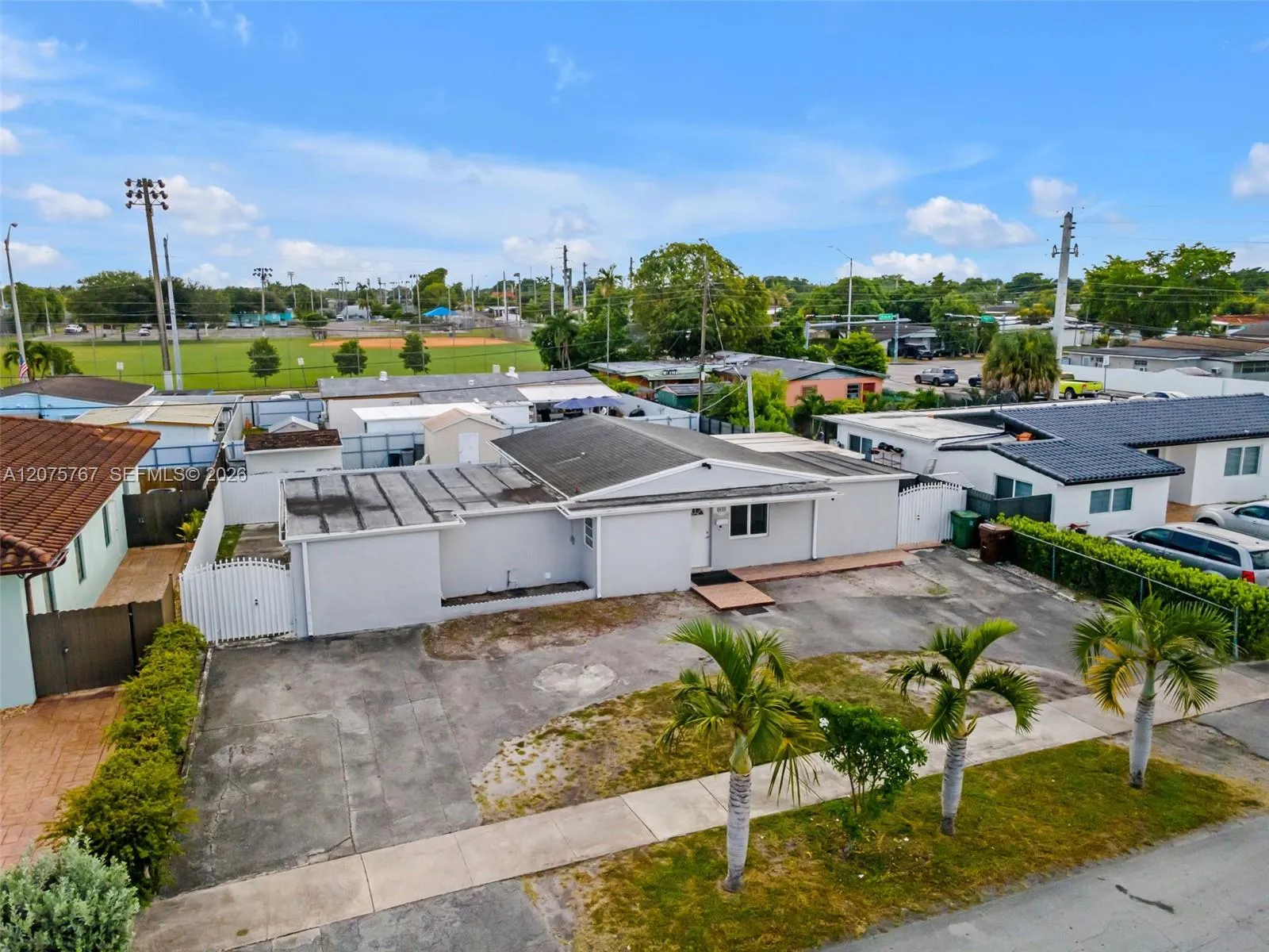 Foto de propiedad en 6049 W 14th Court, Hialeah, FL 33012 Hialeah con MLS# 