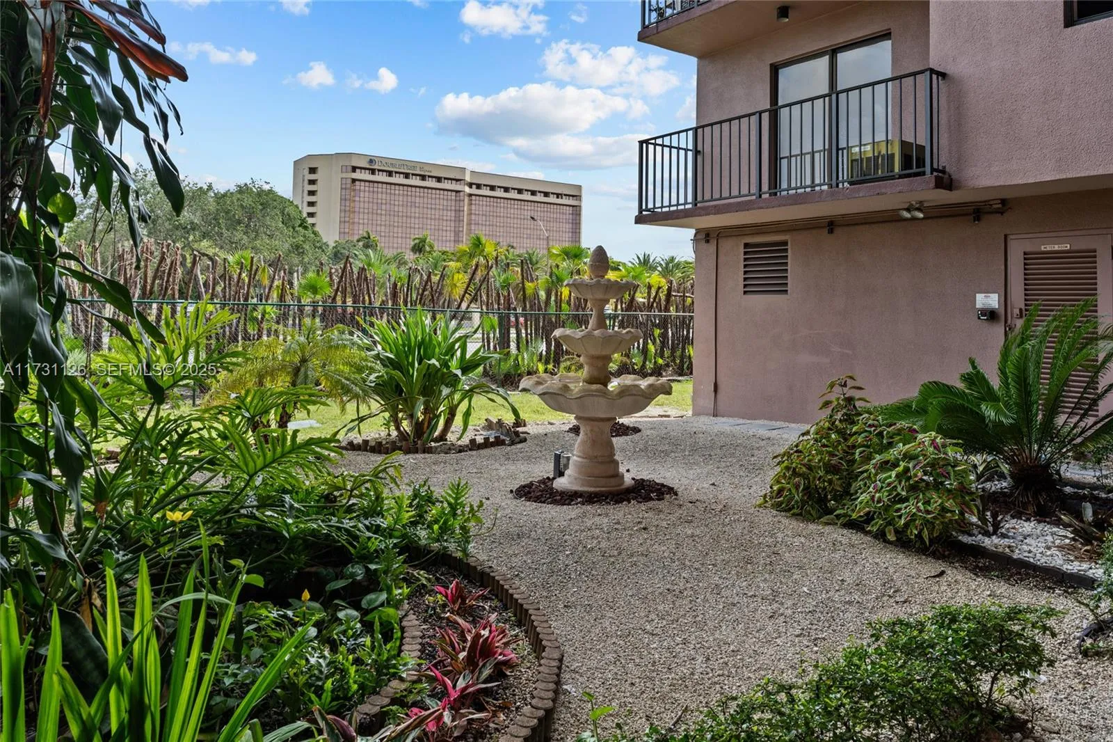 Foto de propiedad en 605 NW 72nd Avenue 406, Miami, FL 33126 Miami con MLS# 