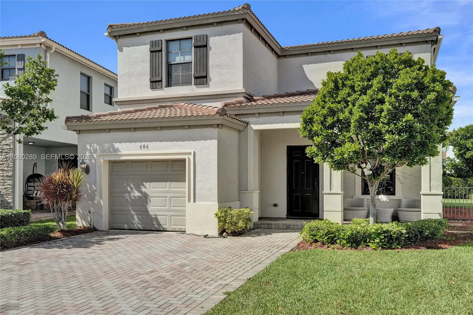 Foto de propiedad en 606 NE 191st Terrace, Miami, FL 33179 Miami con MLS# 