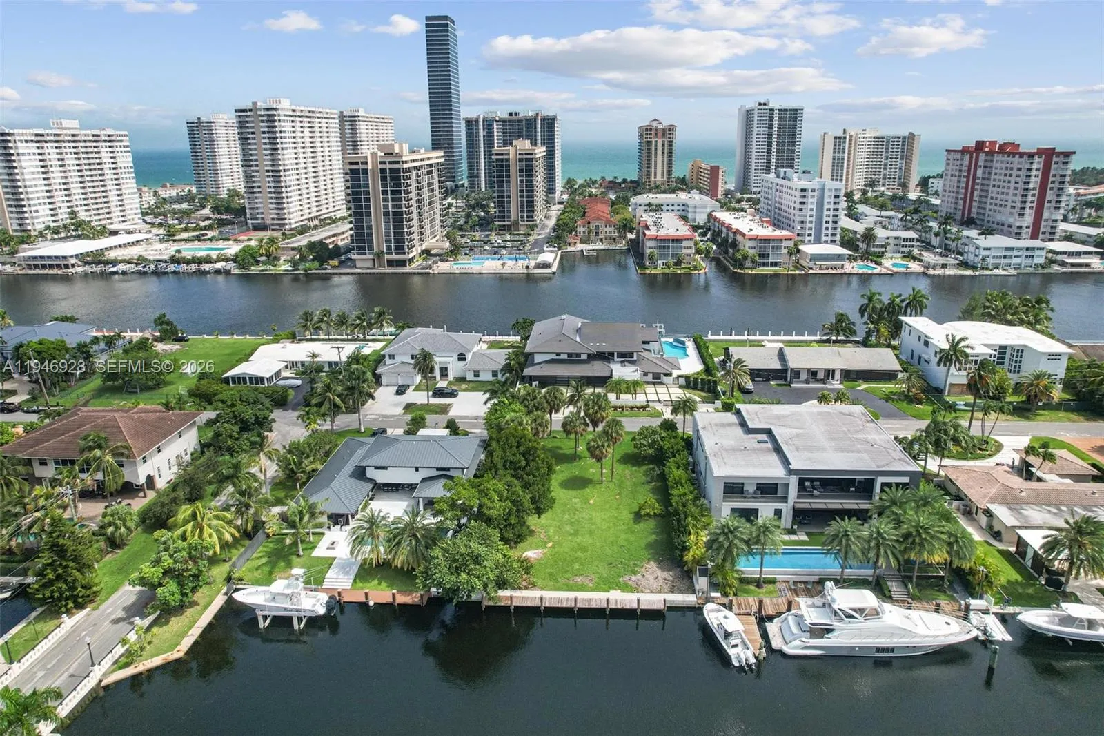 Foto de propiedad en 606 Palm Drive, Hallandale Beach, FL 33009 Hallandale Beach con MLS# 