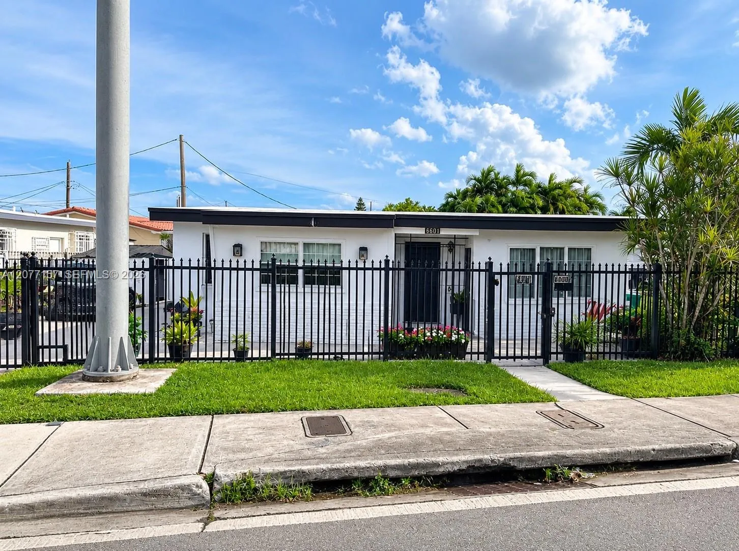 Foto de propiedad en 6060 NW 7th Street, Miami, FL 33126 Miami con MLS# 