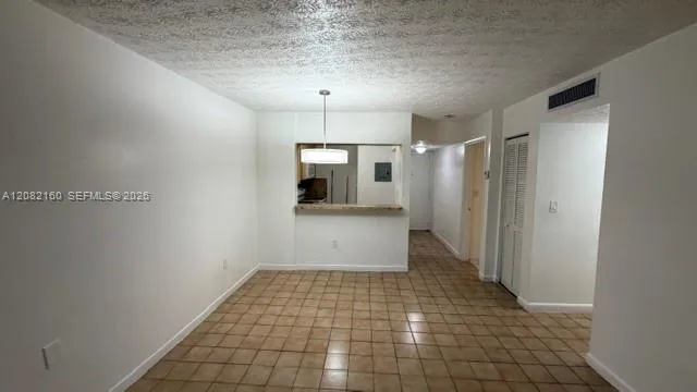 Foto de propiedad en 6070 W 18th Avenue 306, Hialeah, FL 33012 Hialeah con MLS# 