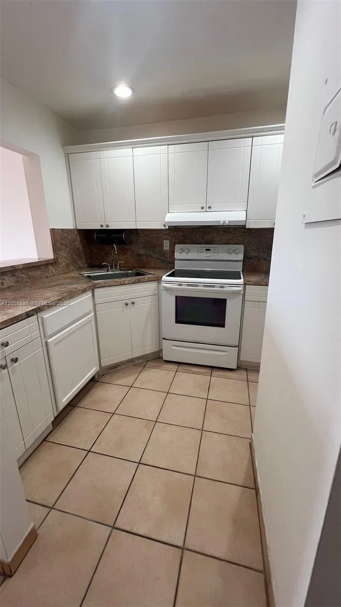 Foto de propiedad en 6070 W 18th Avenue 323, Hialeah, FL 33012 Hialeah con MLS# 