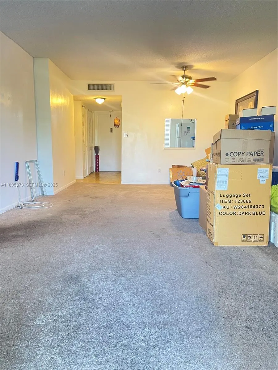 Foto de propiedad en 6071 NW 61st Avenue 311, Tamarac, FL 33319 Tamarac con MLS# 