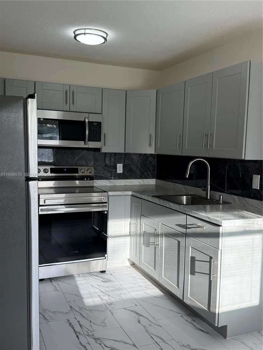Foto de propiedad en 6071 SW 33rd Street 4, Miramar, FL 33023 Miramar con MLS# 