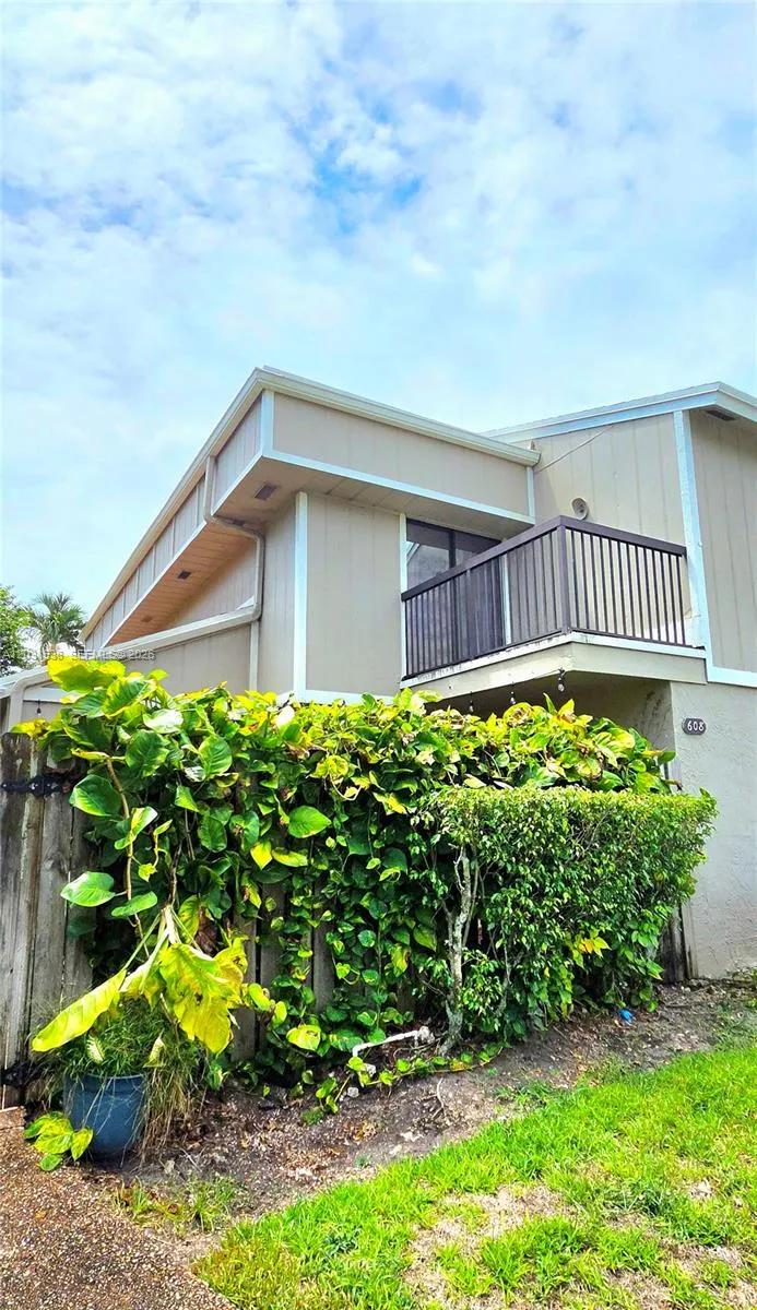 Foto de propiedad en 608 Commodore Drive, Plantation, FL 33325 Plantation con MLS# 