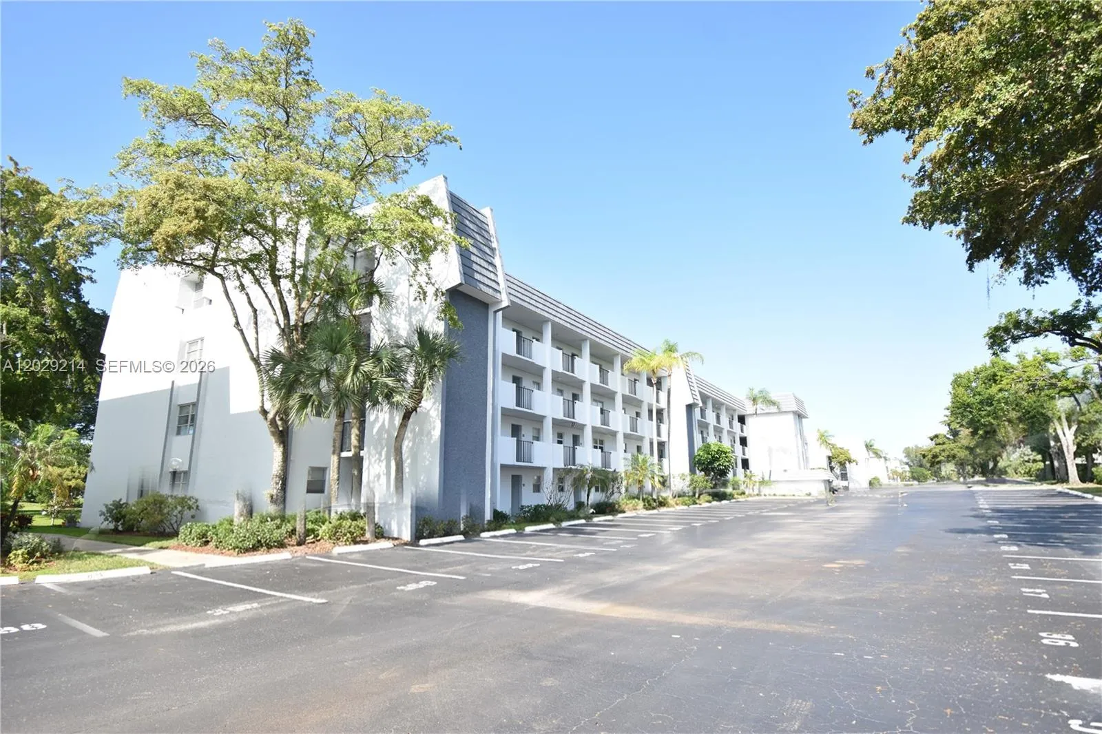 Foto de propiedad en 6080 NW 44th Street 201, Lauderhill, FL 33319 Lauderhill con MLS# 