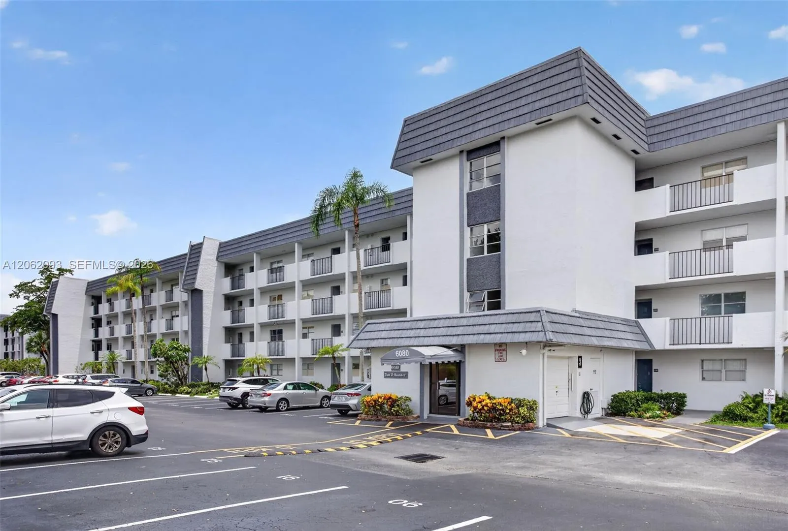Foto de propiedad en 6080 NW 44th Street 410, Lauderhill, FL 33319 Lauderhill con MLS# 