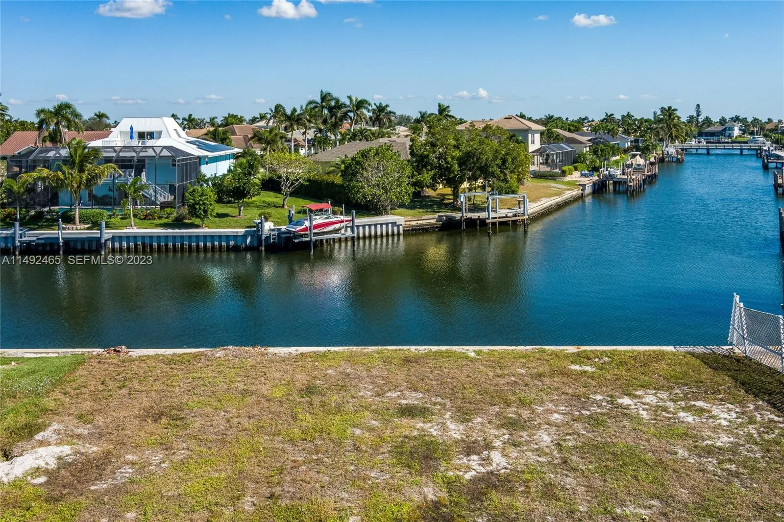 Foto de propiedad en 609 Spinnaker Drive, FL 34145  con MLS# 
