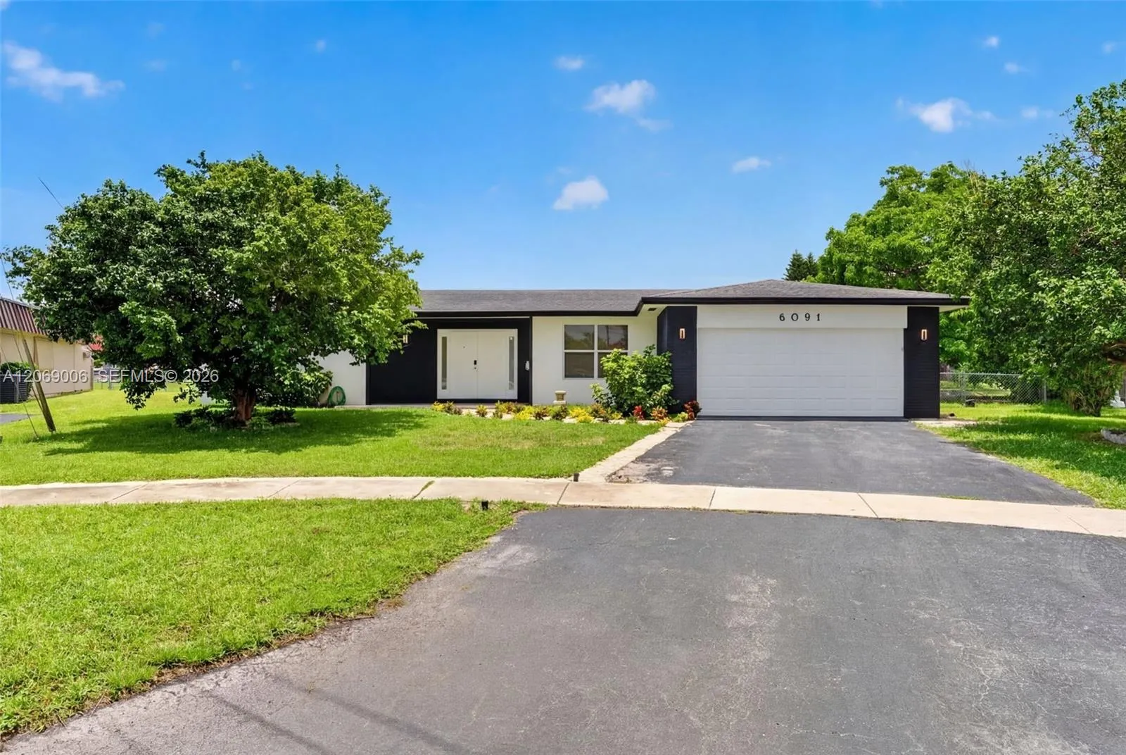 Foto de propiedad en 6091 SW 14th Street, Plantation, FL 33317 Plantation con MLS# 
