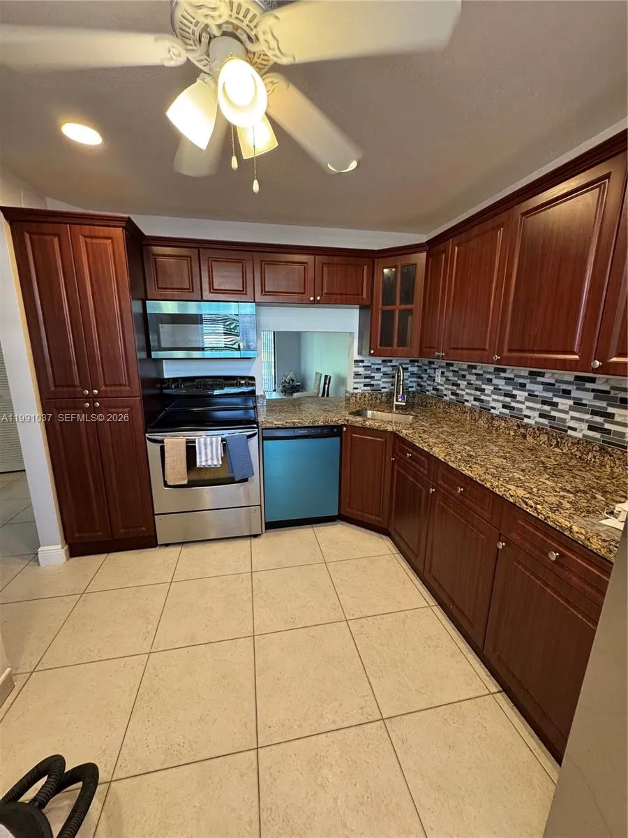 Vendido 6095 N Sabal Palm Boulevard 104, Tamarac, FL 33319, Tamarac, FL 33319