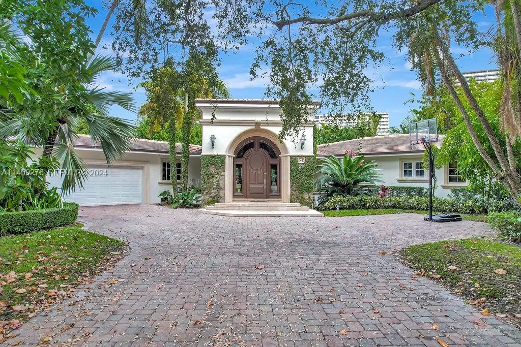 Foto de propiedad en 61 Camden Court, Bal Harbour, FL 33154 Bal Harbour con MLS# 