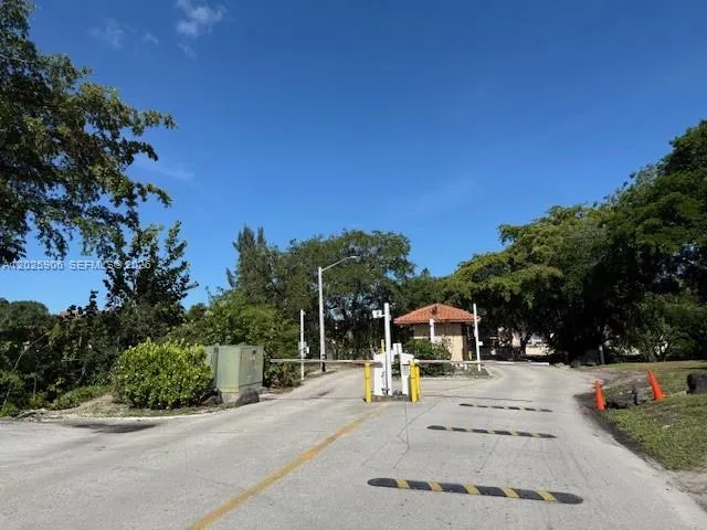 Foto de propiedad en 6101 N Falls Circle Drive 312, Lauderhill, FL 33319 Lauderhill con MLS# 