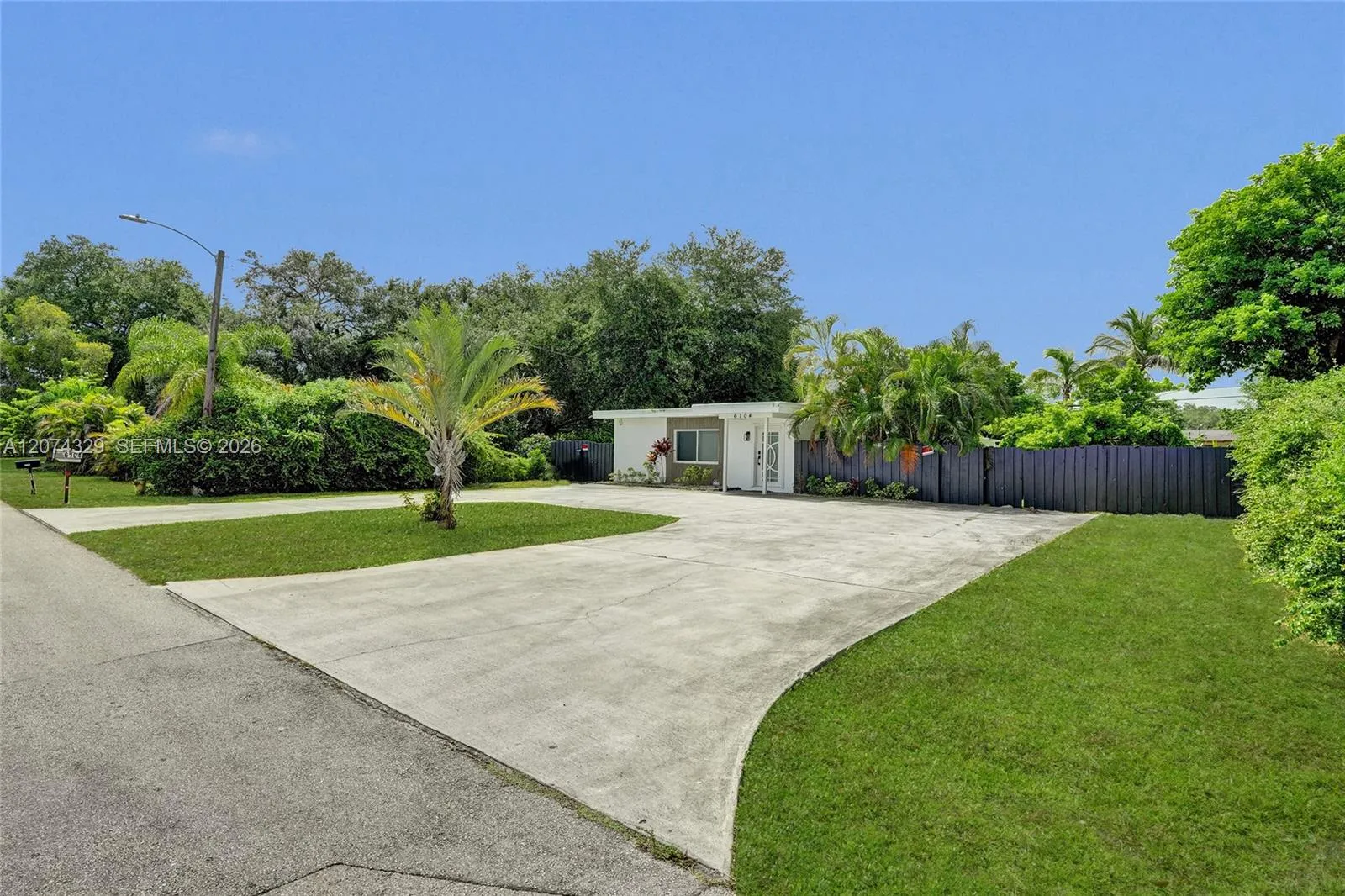 Foto de propiedad en 6104 SW 33rd Street, Miramar, FL 33023 Miramar con MLS# 