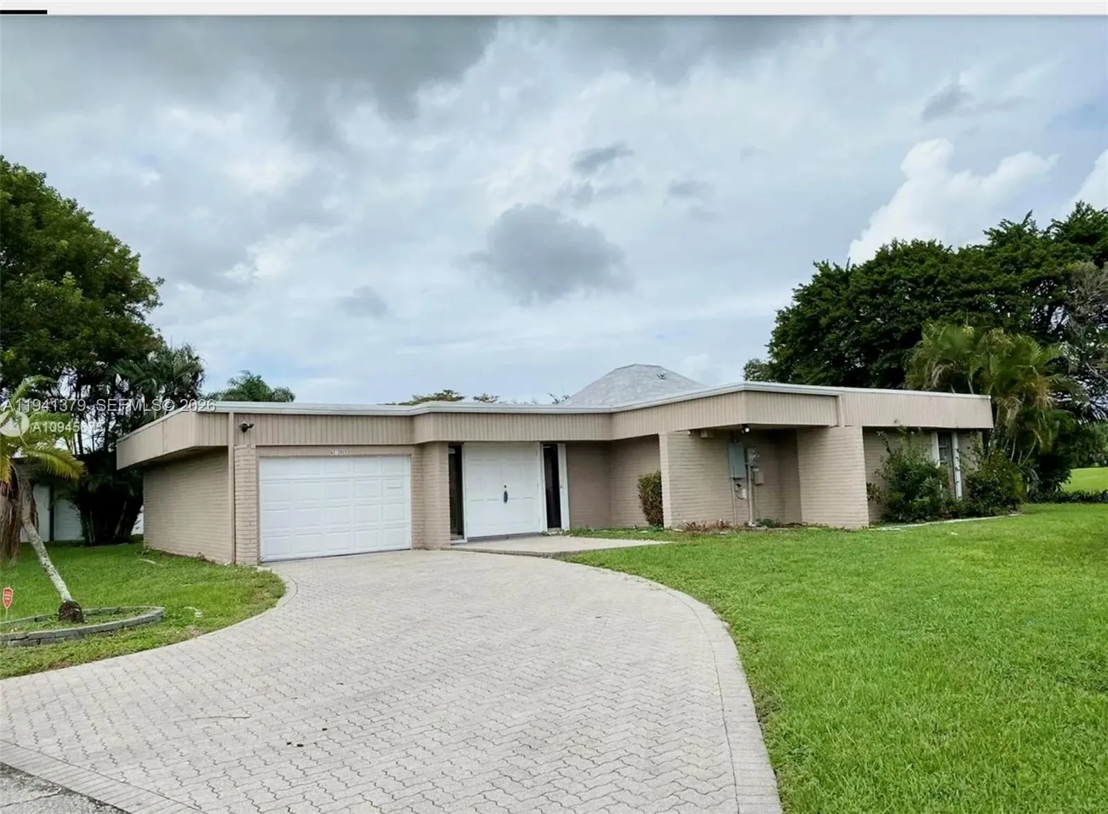 Foto de propiedad en 6105 Royal Poinciana Lane, Tamarac, FL 33319 Tamarac con MLS# 