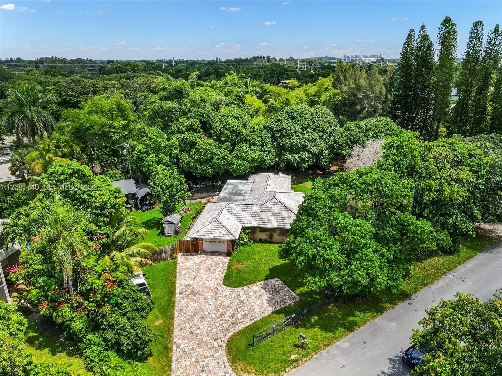 Foto de propiedad en 6105 SW 55th Court, Davie, FL 33314 Davie con MLS# 