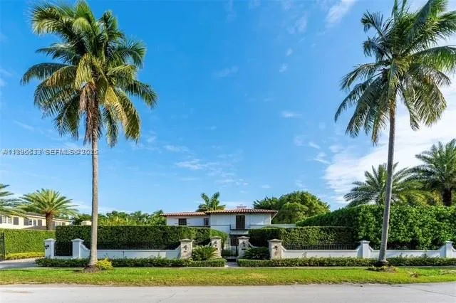 Foto de propiedad en 611 N Greenway Drive, Coral Gables, FL 33134 Coral Gables con MLS# 