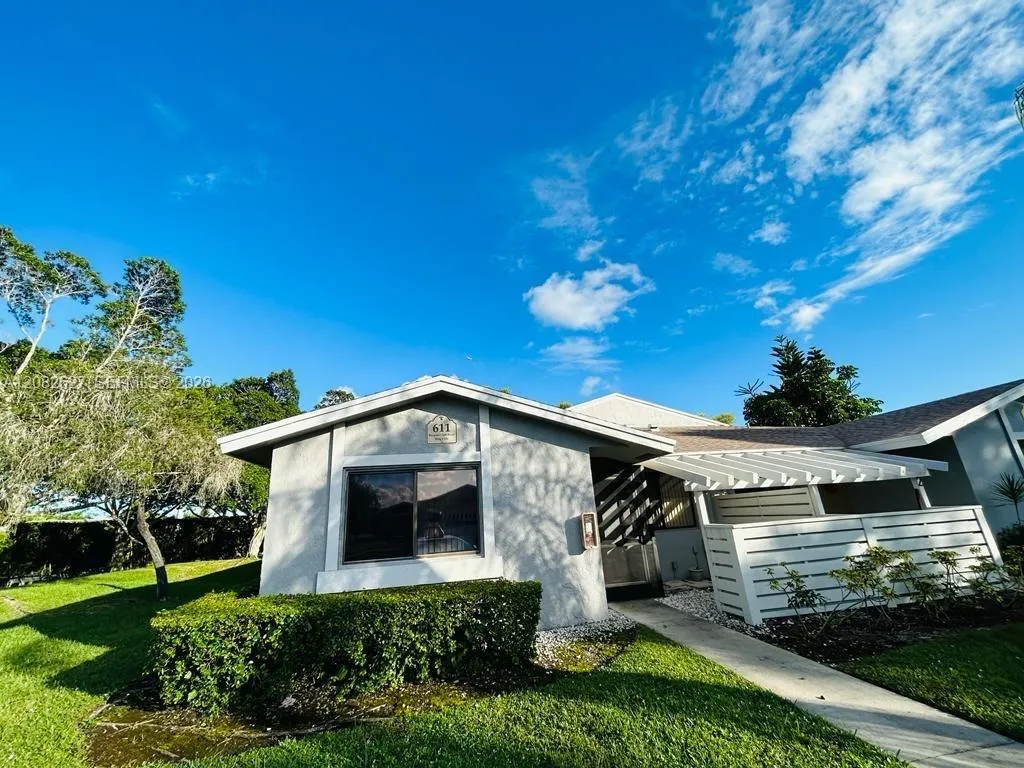 Foto de propiedad en 611 Racquet Club Road 1, Weston, FL 33326 Weston con MLS# 