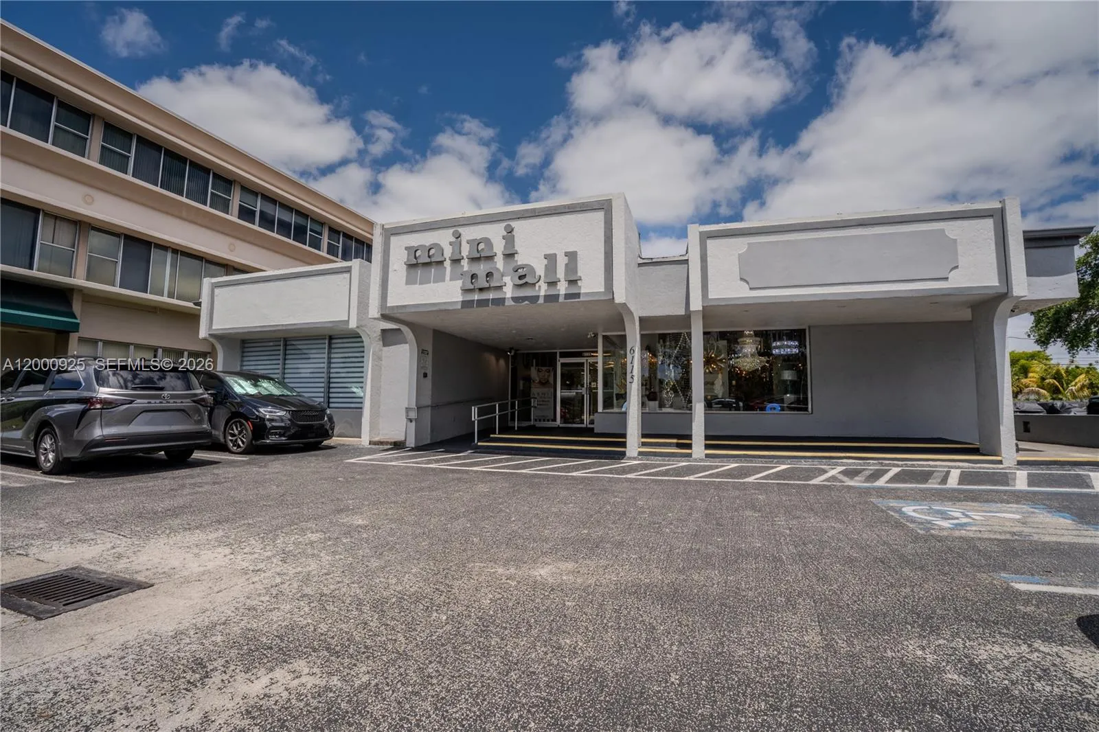 Foto de propiedad en 6115 Miramar Parkway, Miramar, FL 33023 Miramar con MLS# 