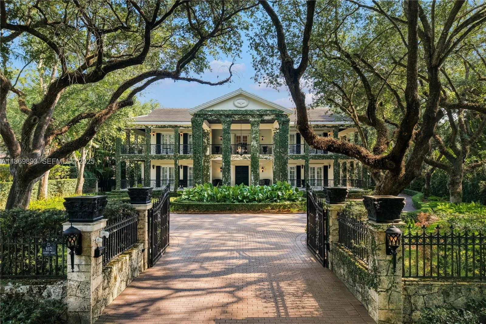 Foto de propiedad en 612 Sunset Drive, Coral Gables, FL 33143 Coral Gables con MLS# 