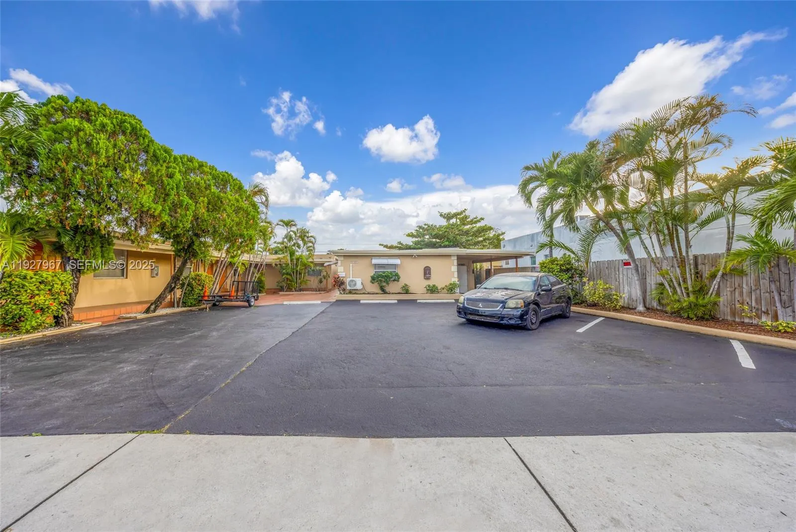 Foto de propiedad en 6124 Pembroke Road, Miramar, FL 33023 Miramar con MLS# 