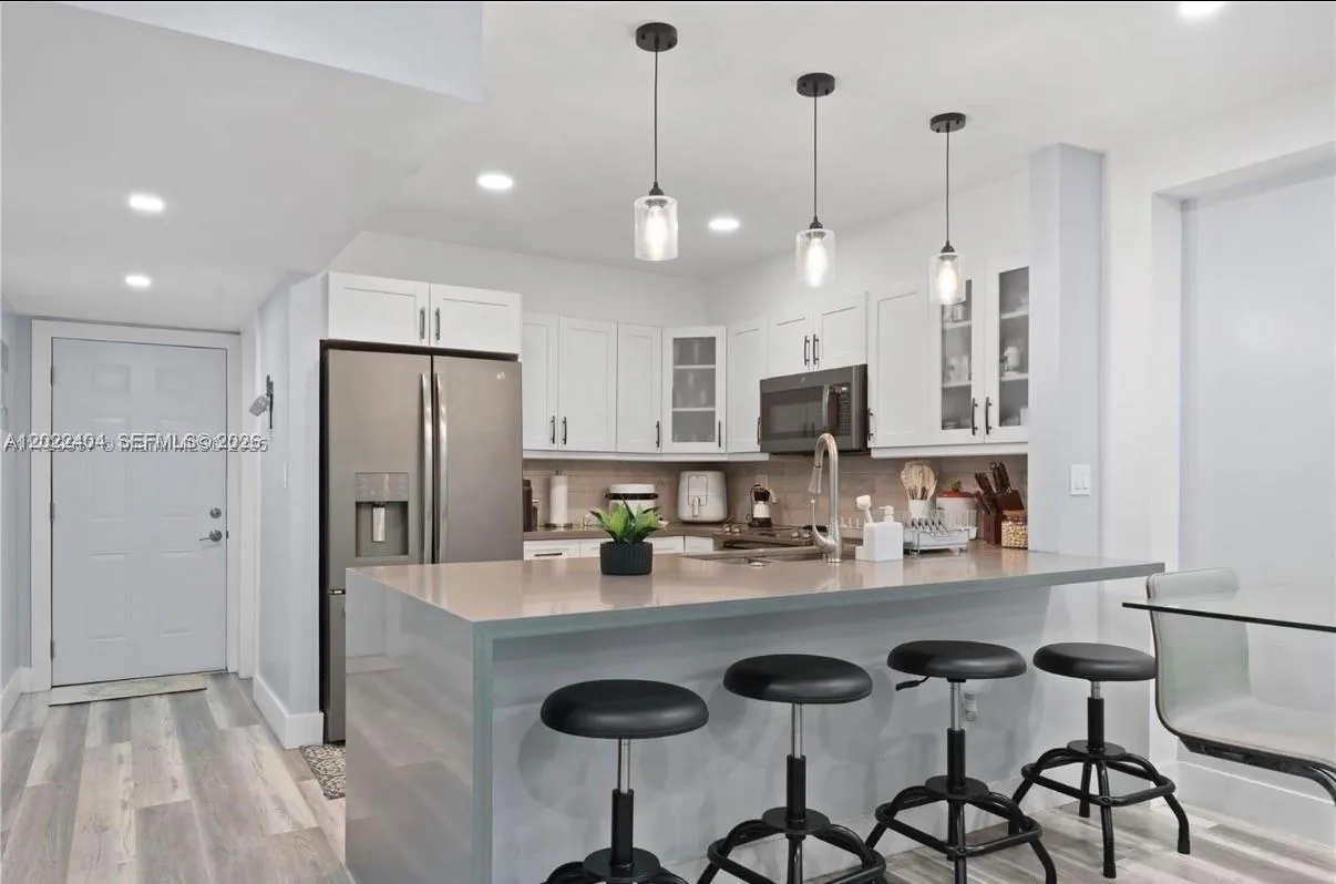 Foto de propiedad en 6125 W 20th Avenue 302, Hialeah, FL 33012 Hialeah con MLS# 