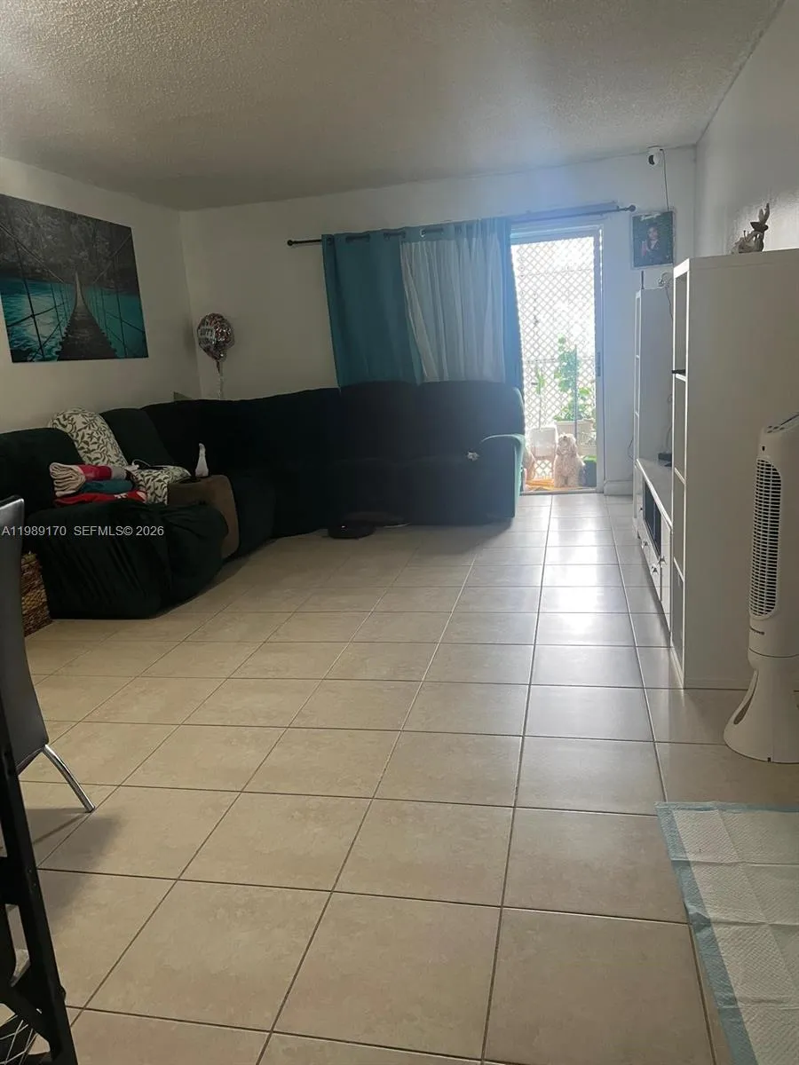 Foto de propiedad en 6125 W 20th Avenue 306, Hialeah, FL 33012 Hialeah con MLS# 