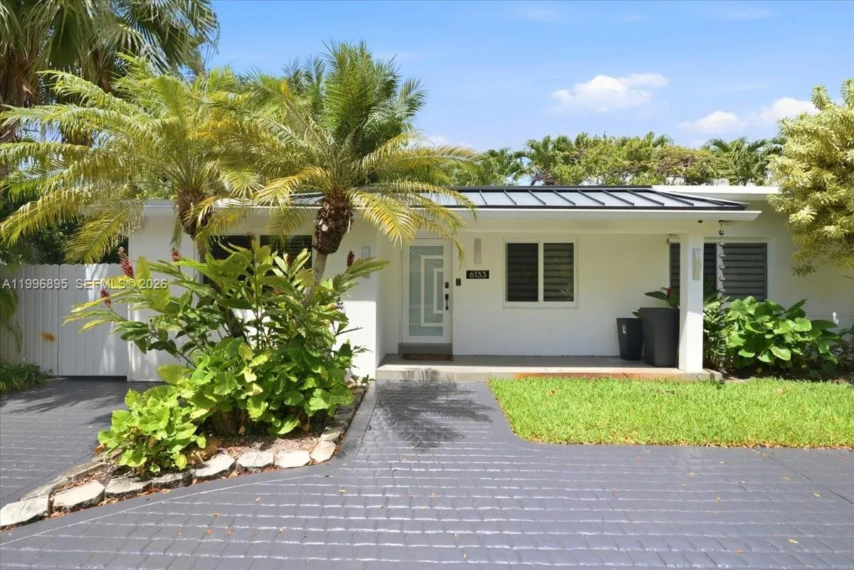 Foto de propiedad en 6133 SW 44th Terrace, Miami, FL 33155 Miami con MLS# 