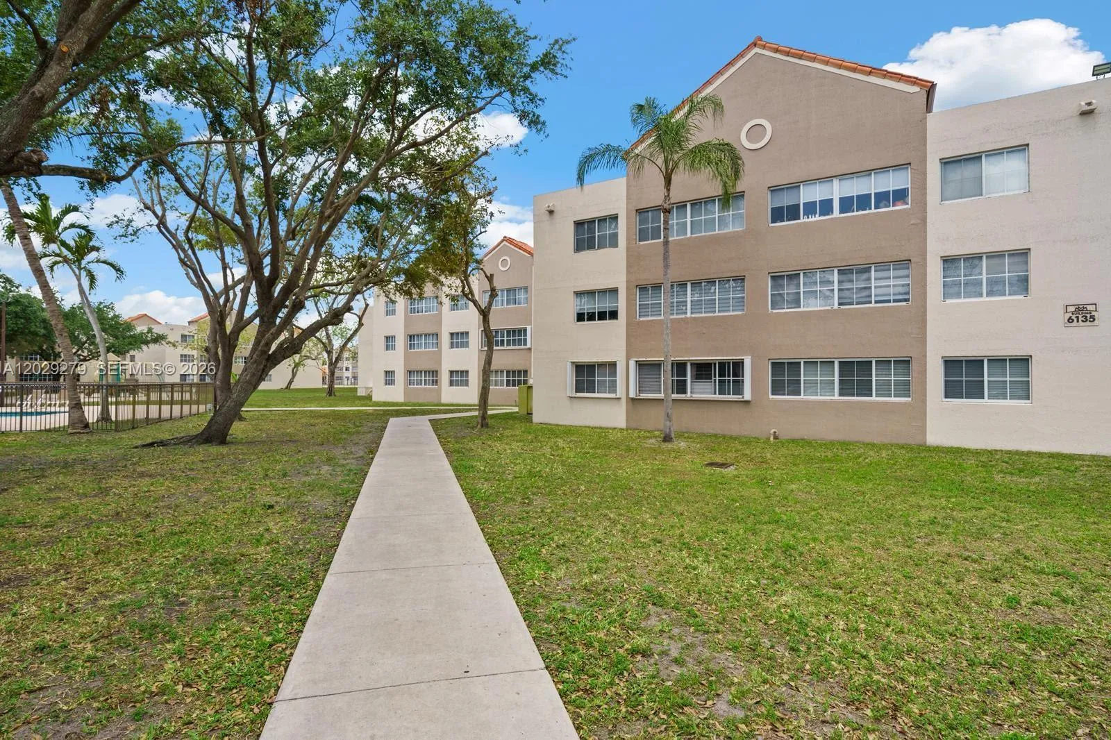 Foto de propiedad en 6135 NW 186th Street 202, Hialeah, FL 33015 Hialeah con MLS# 