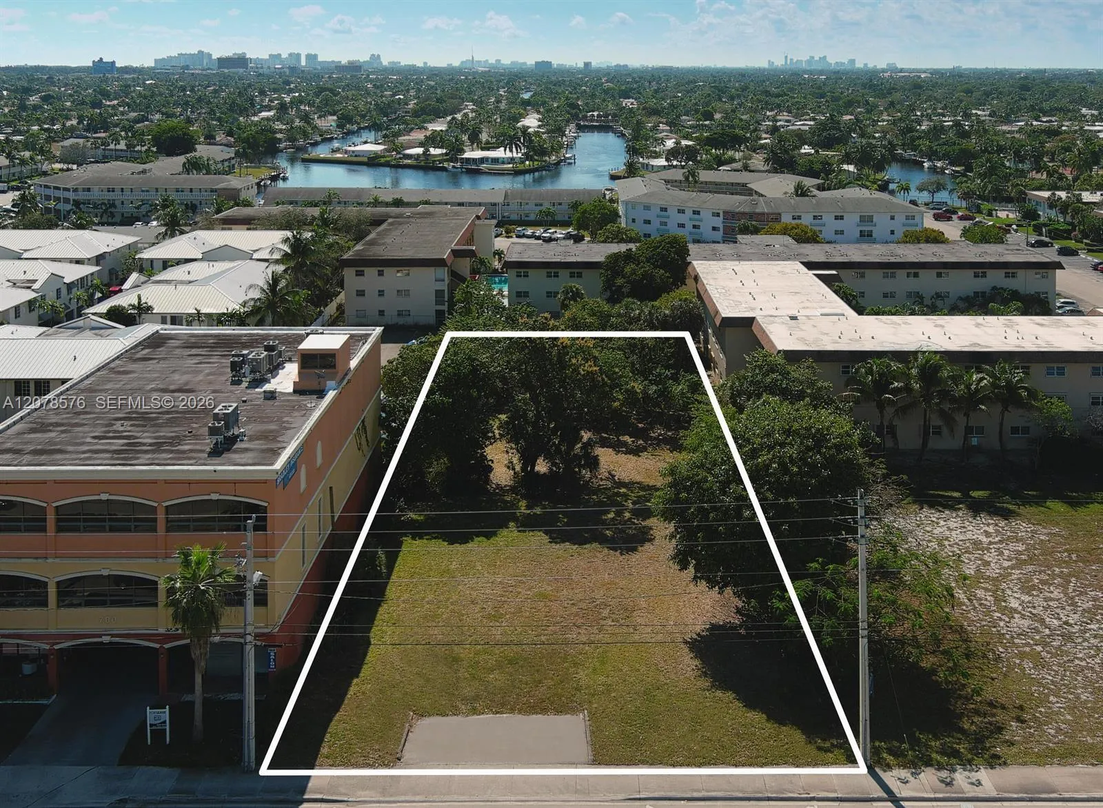 Foto de propiedad en 614 E Atlantic Boulevard, Pompano Beach, FL 33060 Pompano Beach con MLS# 