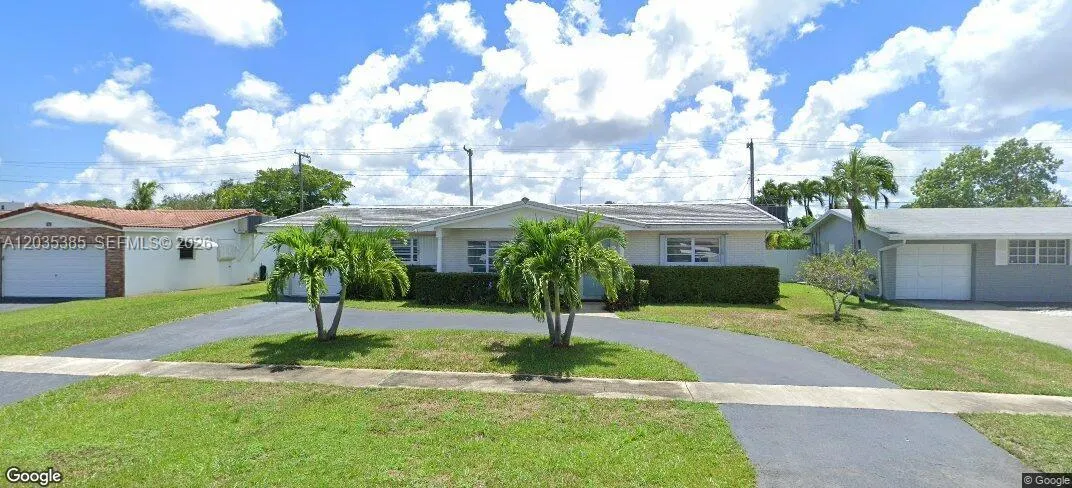 Foto de propiedad en 614 S Crescent Drive, Hollywood, FL 33021 Hollywood con MLS# 