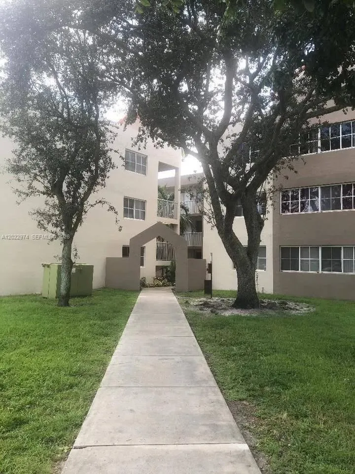 Foto de propiedad en 6155 NW 186th Street 209, Hialeah, FL 33015 Hialeah con MLS# 