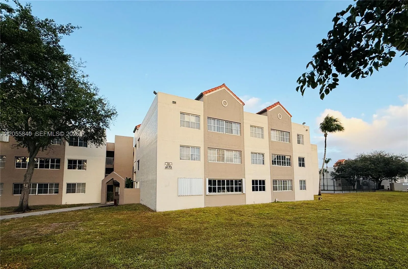 Foto de propiedad en 6175 NW 186th Street 104, Hialeah, FL 33015 Hialeah con MLS# 