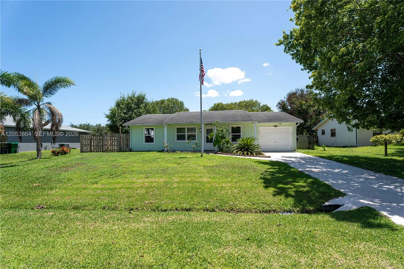 Foto de propiedad en 618 SW Ray Avenue, Port St. Lucie, FL 34983 Port St. Lucie con MLS# 