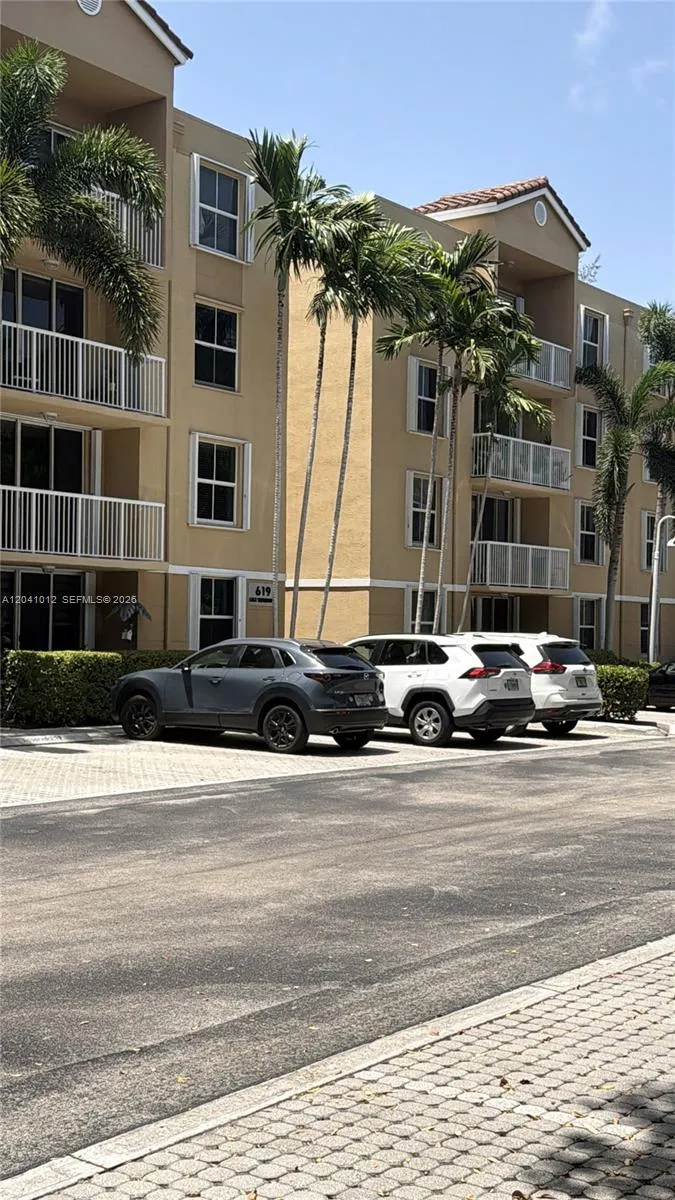 Foto de propiedad en 619 E Sheridan Street 105, Dania Beach, FL 33004 Dania Beach con MLS# 