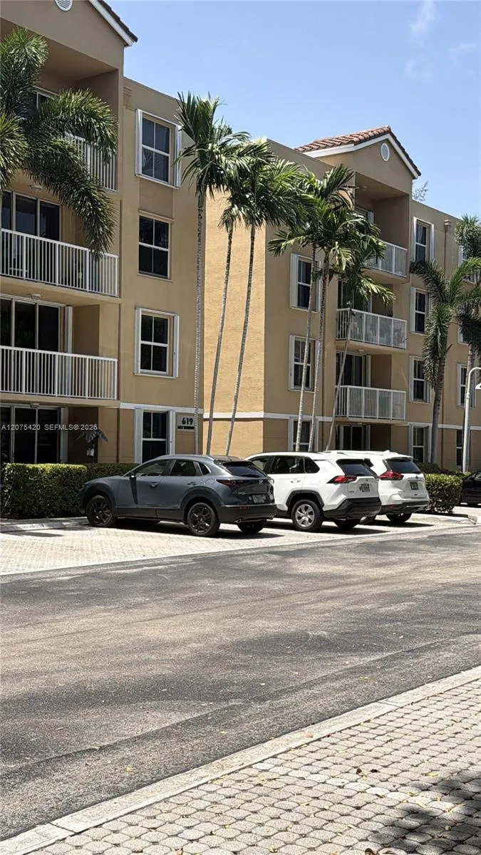 Foto de propiedad en 619 E Sheridan Street 105, Dania Beach, FL 33004 Dania Beach con MLS# 