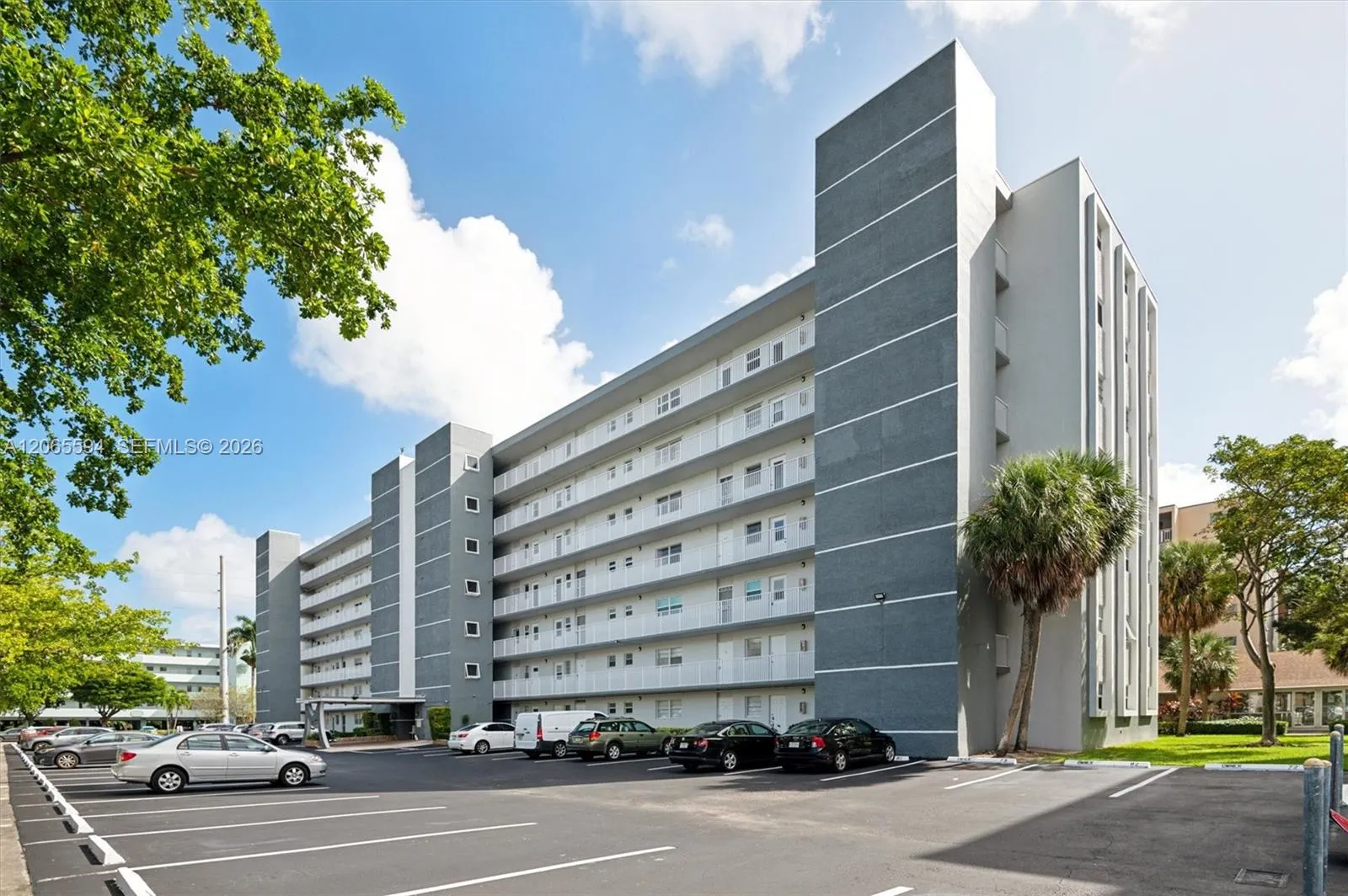 Foto de propiedad en 619 NE 14th Avenue 101, Hallandale Beach, FL 33009 Hallandale Beach con MLS# 