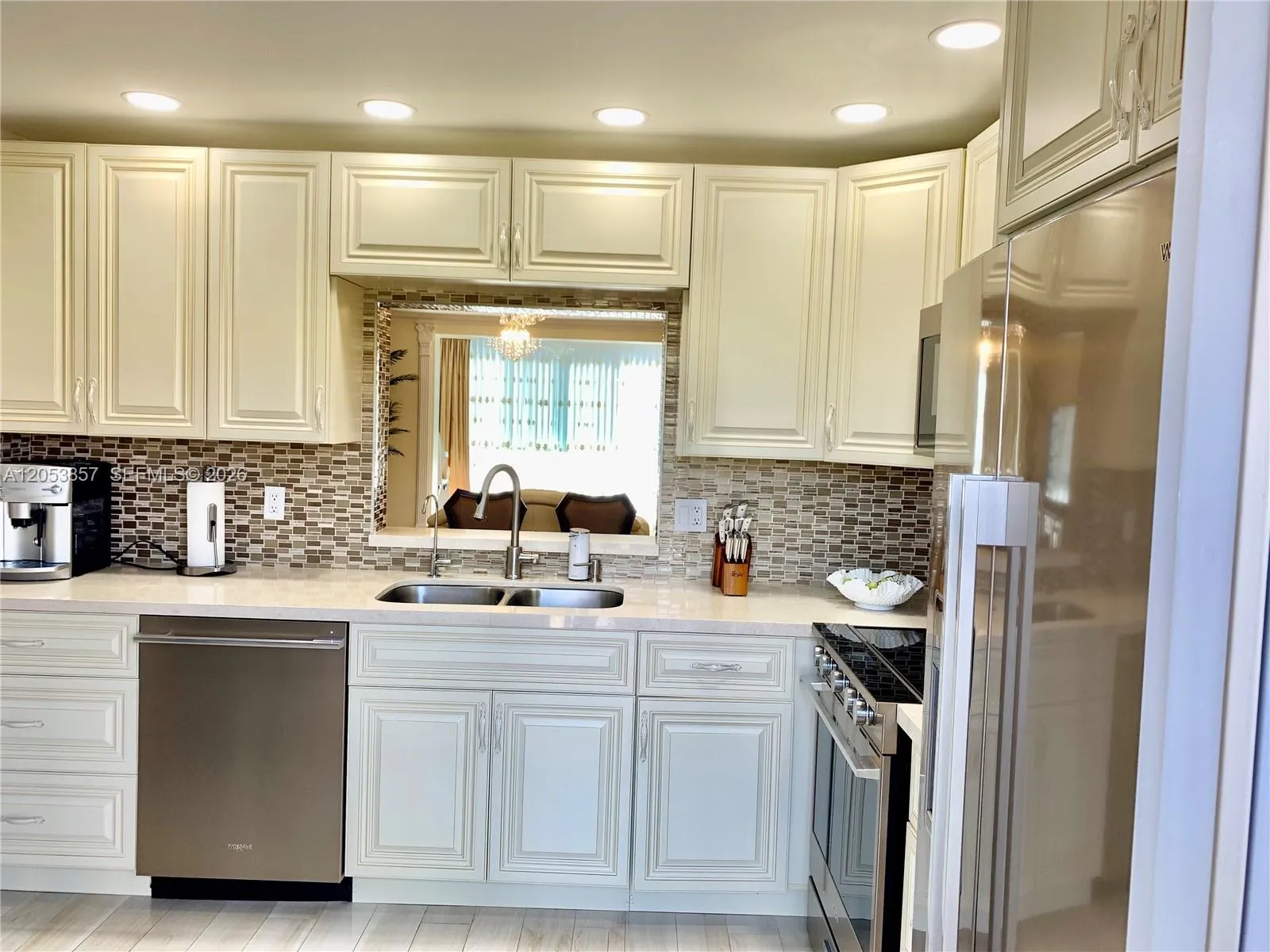 Foto de propiedad en 619 NE 14th Avenue 301, Hallandale Beach, FL 33009 Hallandale Beach con MLS# 