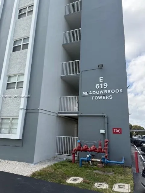Foto de propiedad en 619 NE 14th Avenue 303, Hallandale Beach, FL 33009 Hallandale Beach con MLS# 