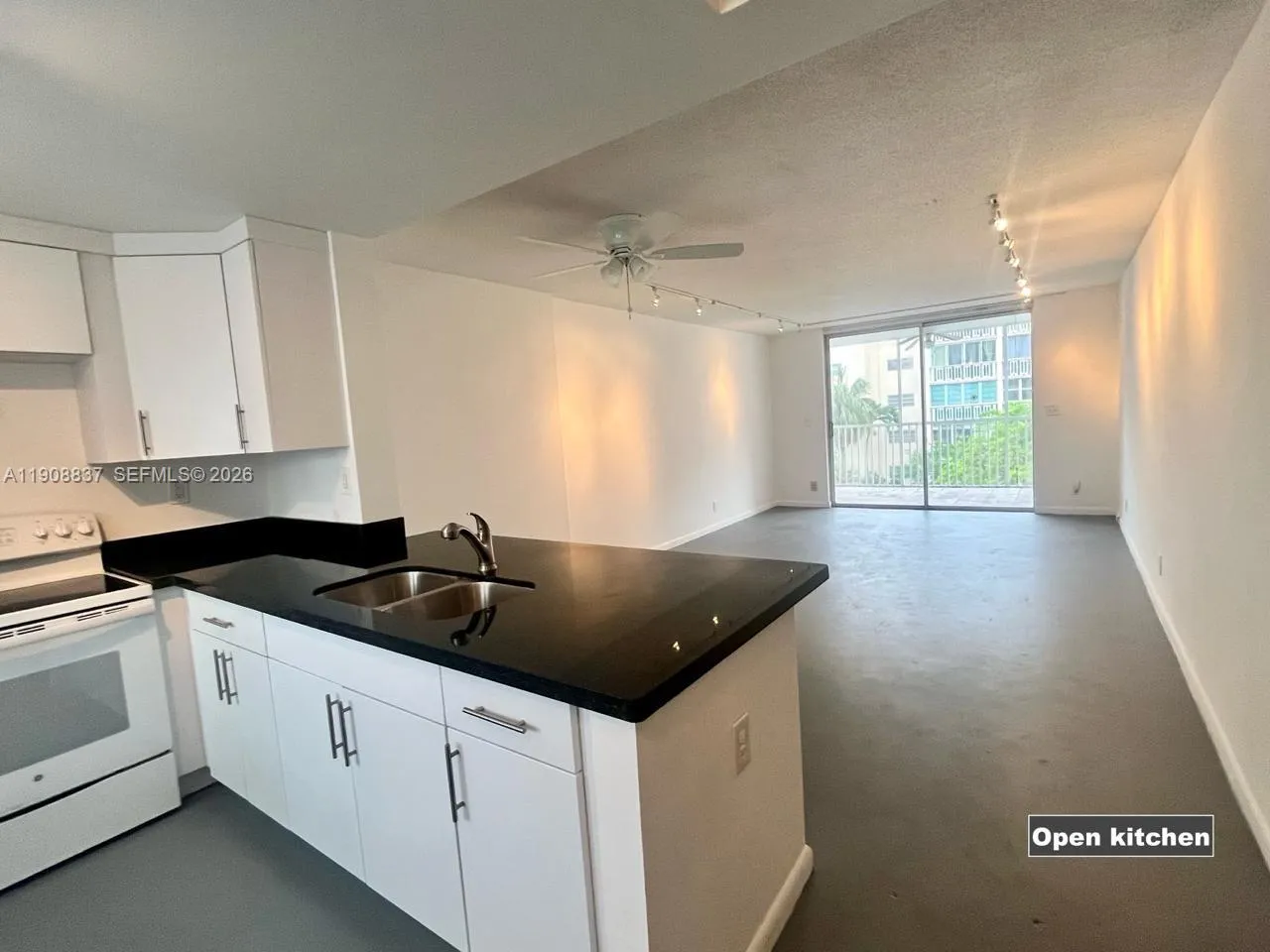 Foto de propiedad en 619 NE 14th Avenue 304, Hallandale Beach, FL 33009 Hallandale Beach con MLS# 